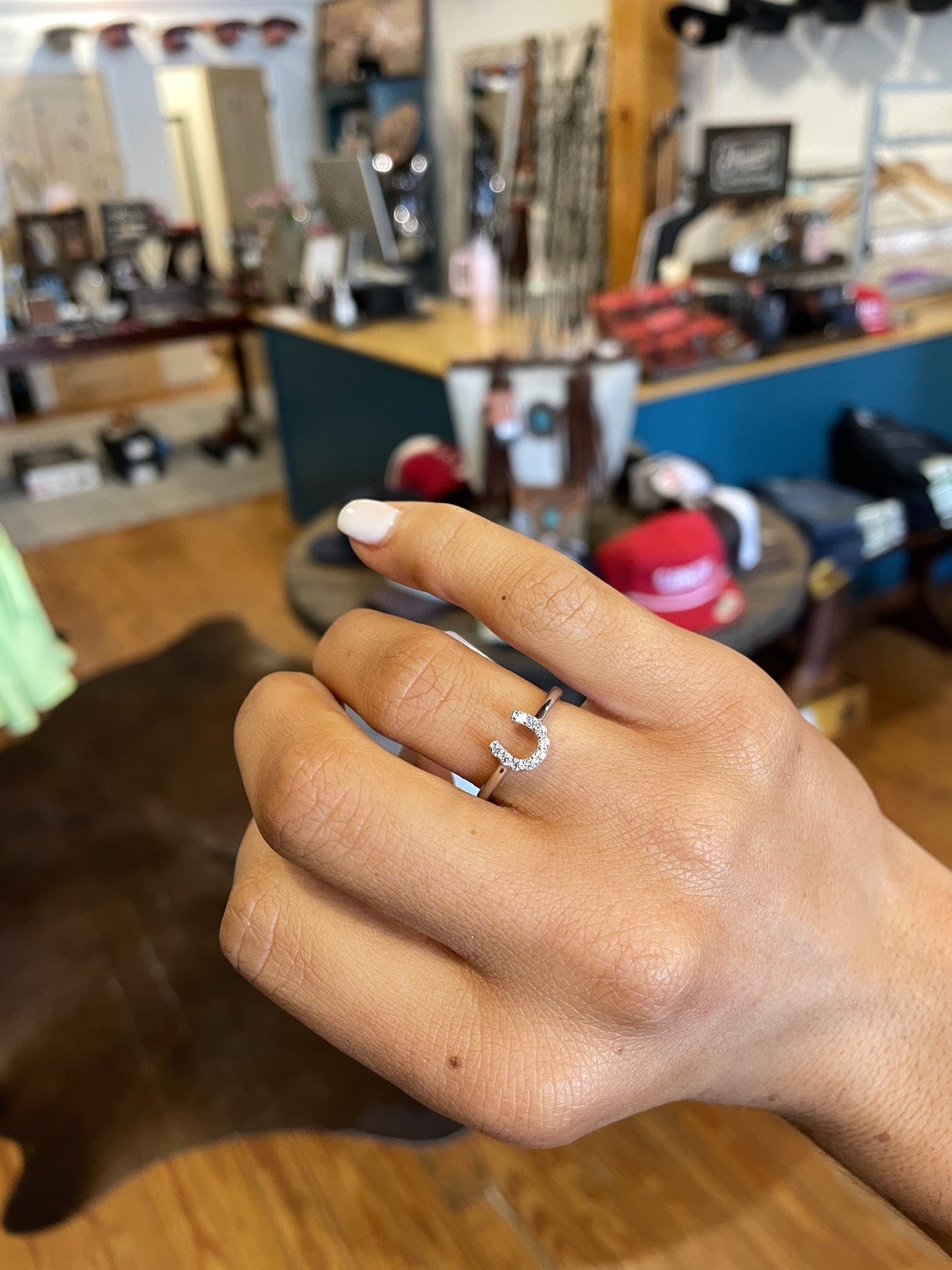 Anillo de herradura transparente
