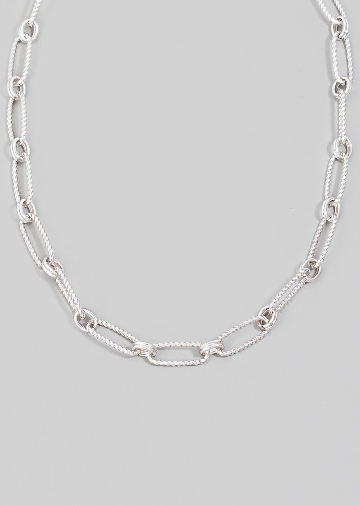 Collar de cadena torcida ovalada de plata