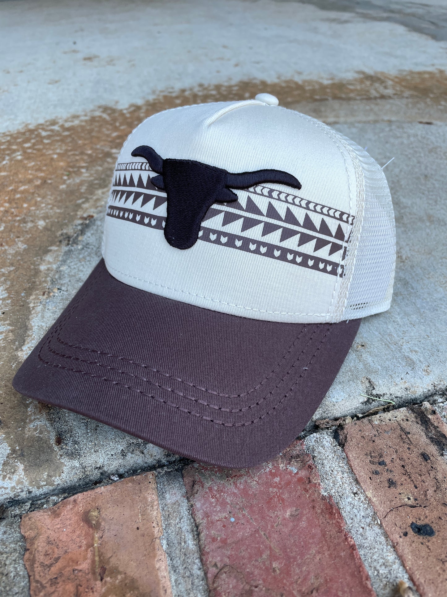 Gorra trucker Cinch color crema Longhorn